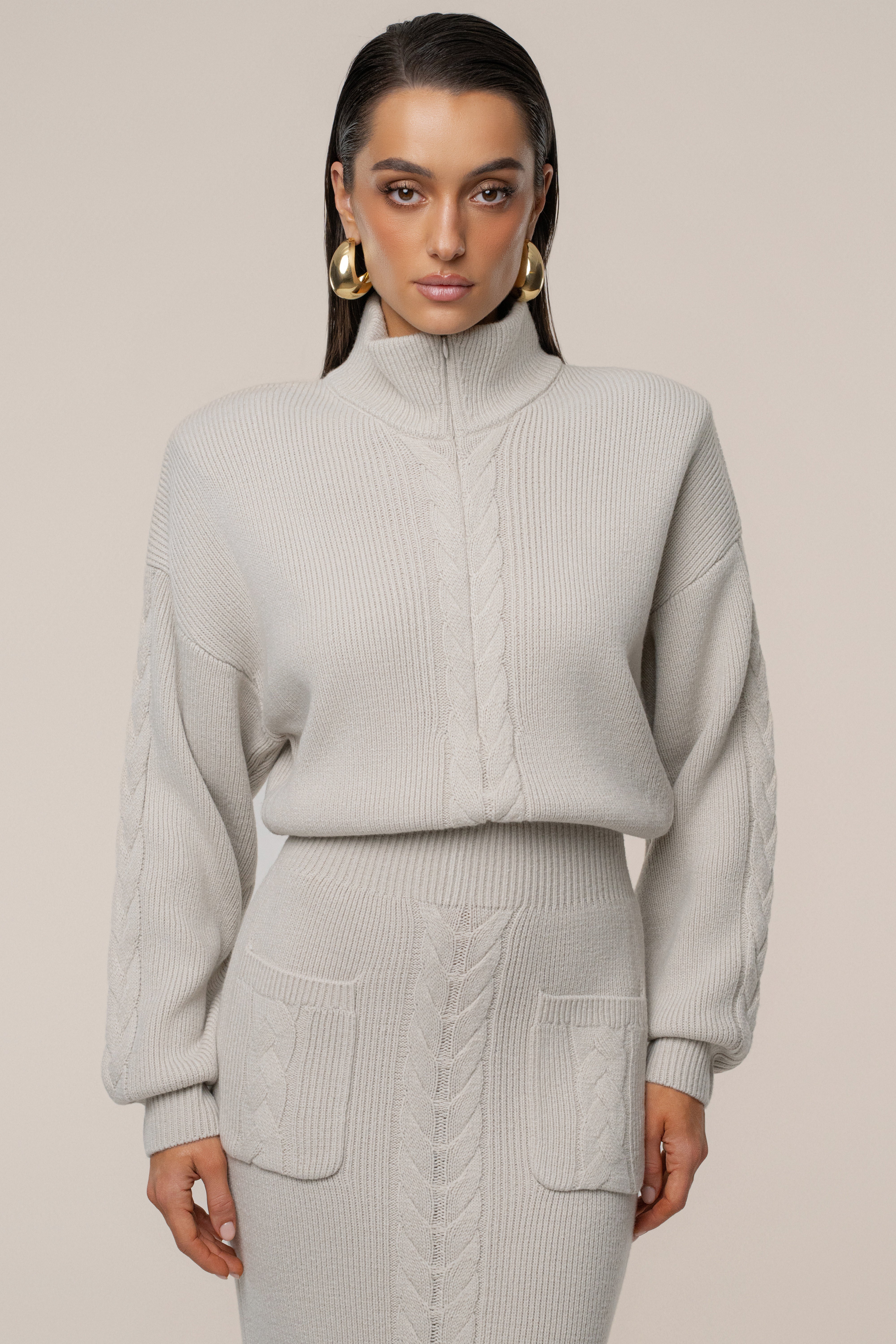 « Douceur » — Robe Longue en Maille Câble, Pierre