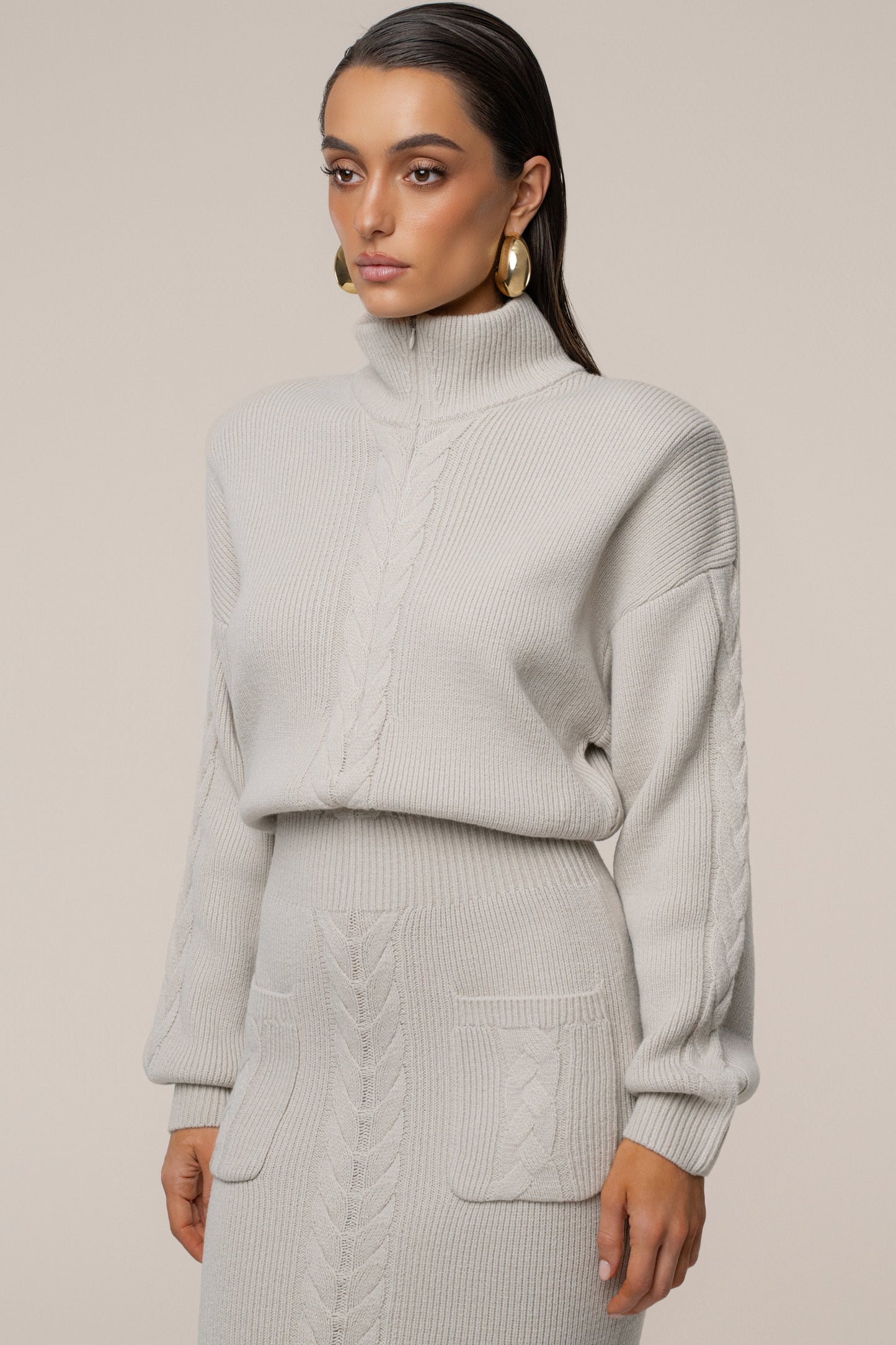 « Douceur » — Robe Longue en Maille Câble, Pierre