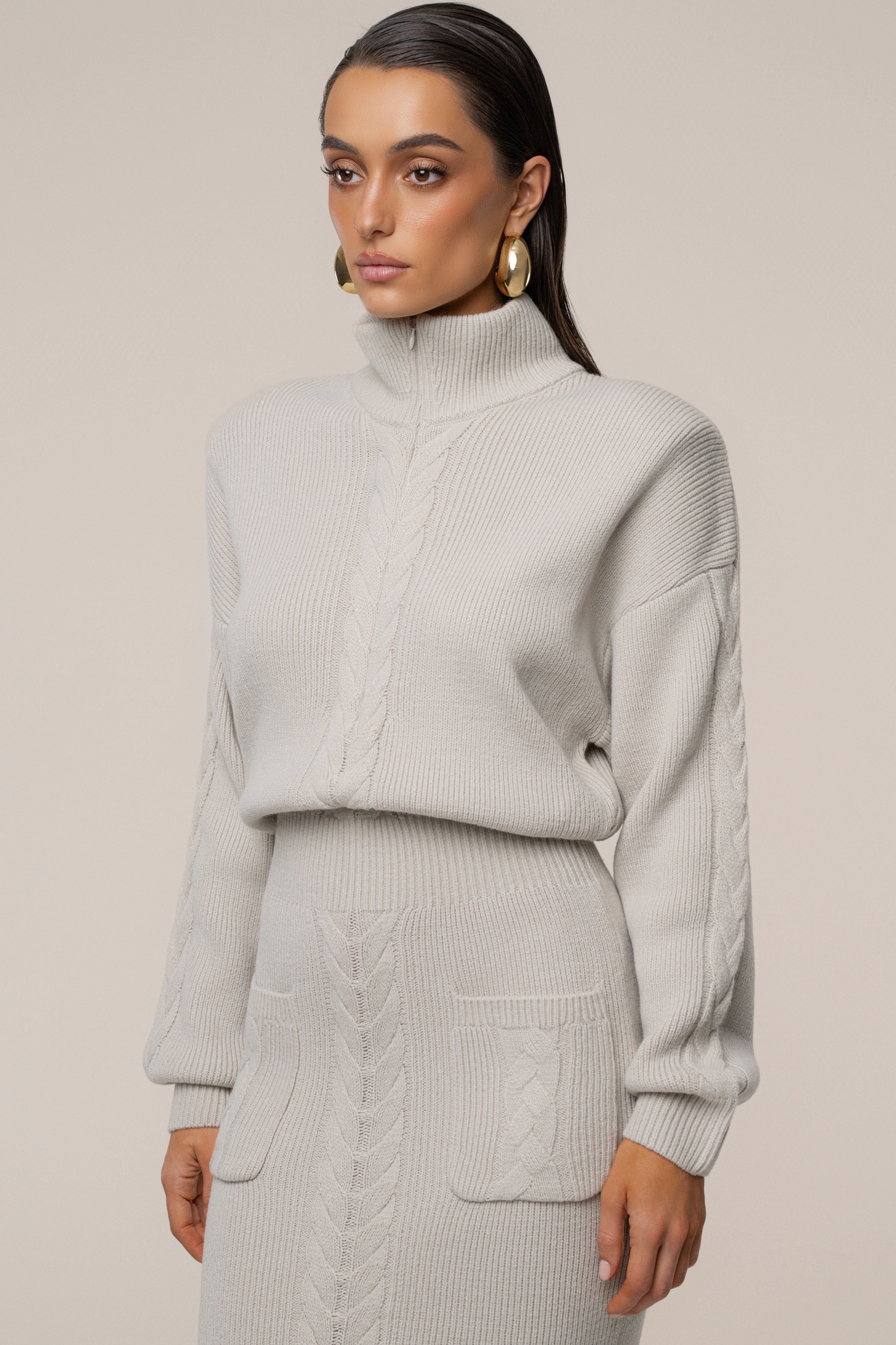 « Douceur » — Robe Longue en Maille Câble, Pierre