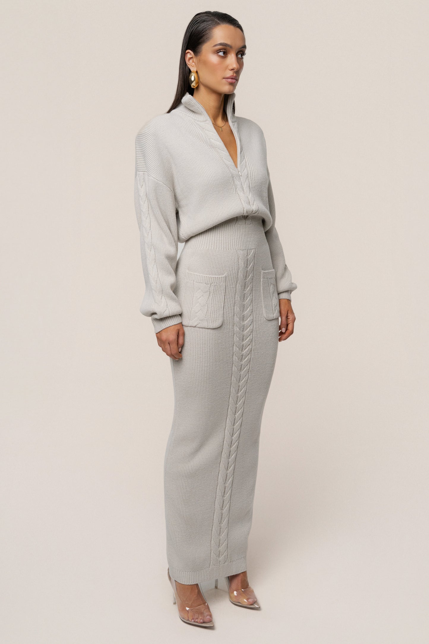 « Douceur » — Robe Longue en Maille Câble, Pierre