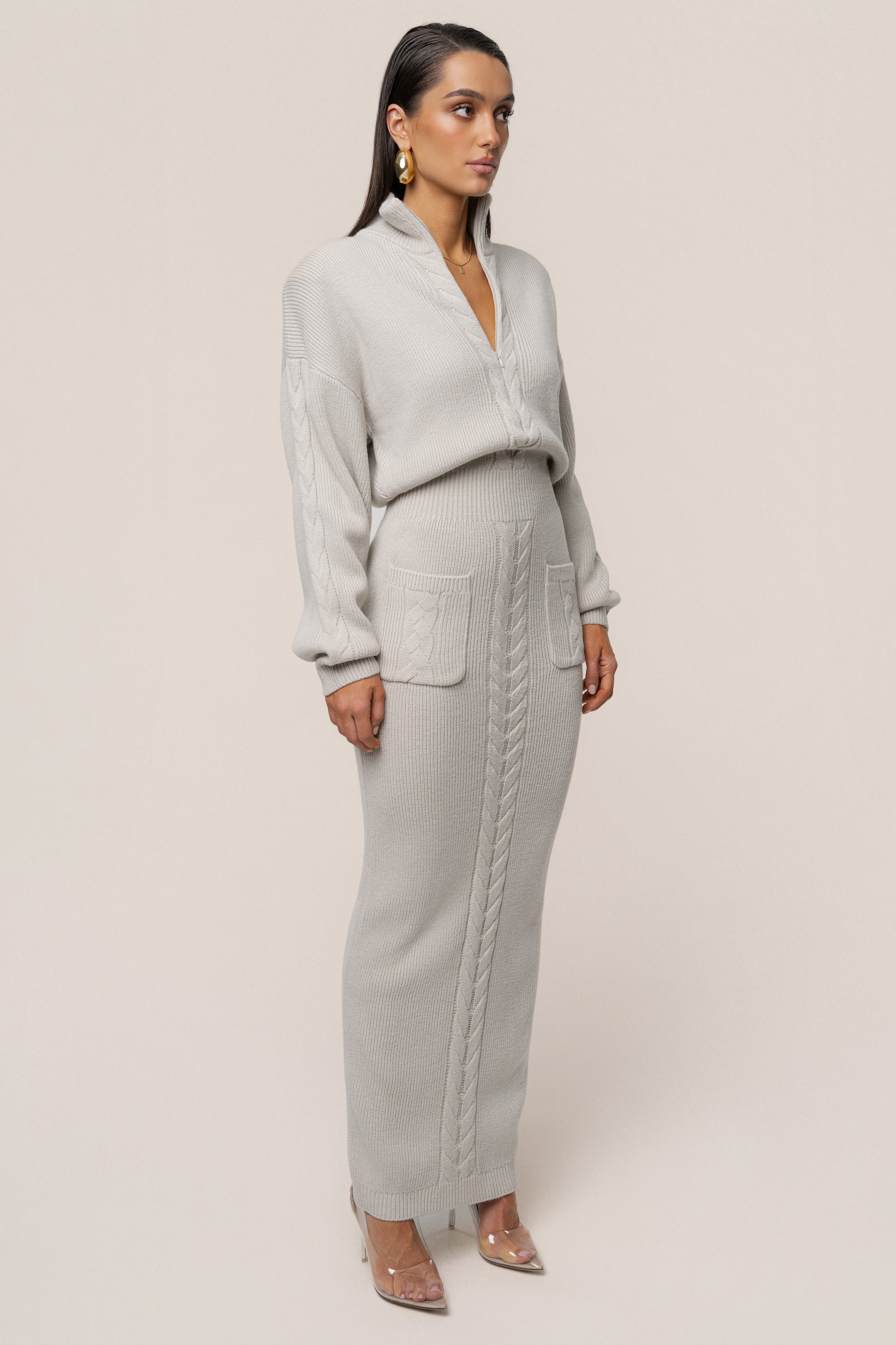 « Douceur » — Robe Longue en Maille Câble, Pierre