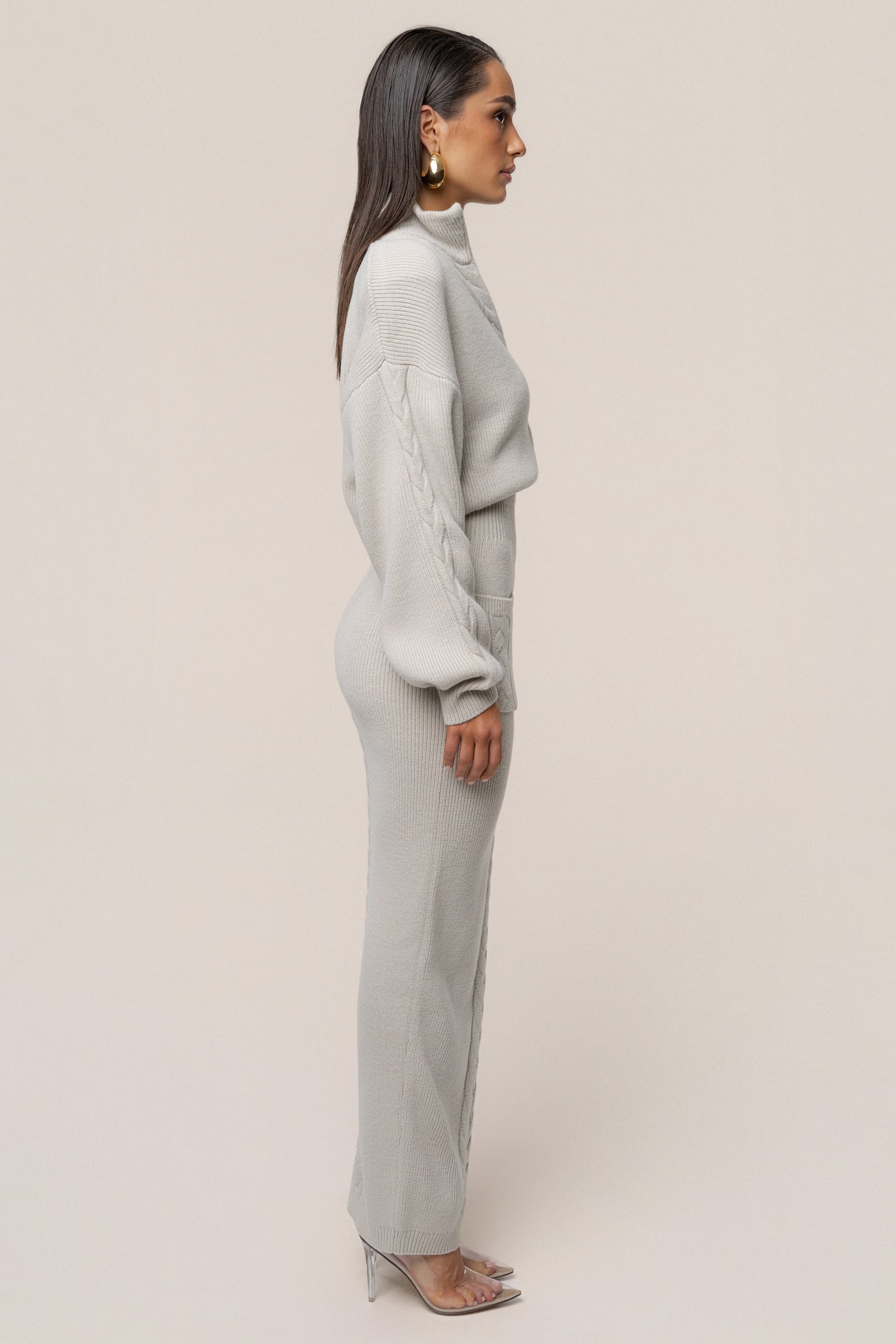 « Douceur » — Robe Longue en Maille Câble, Pierre