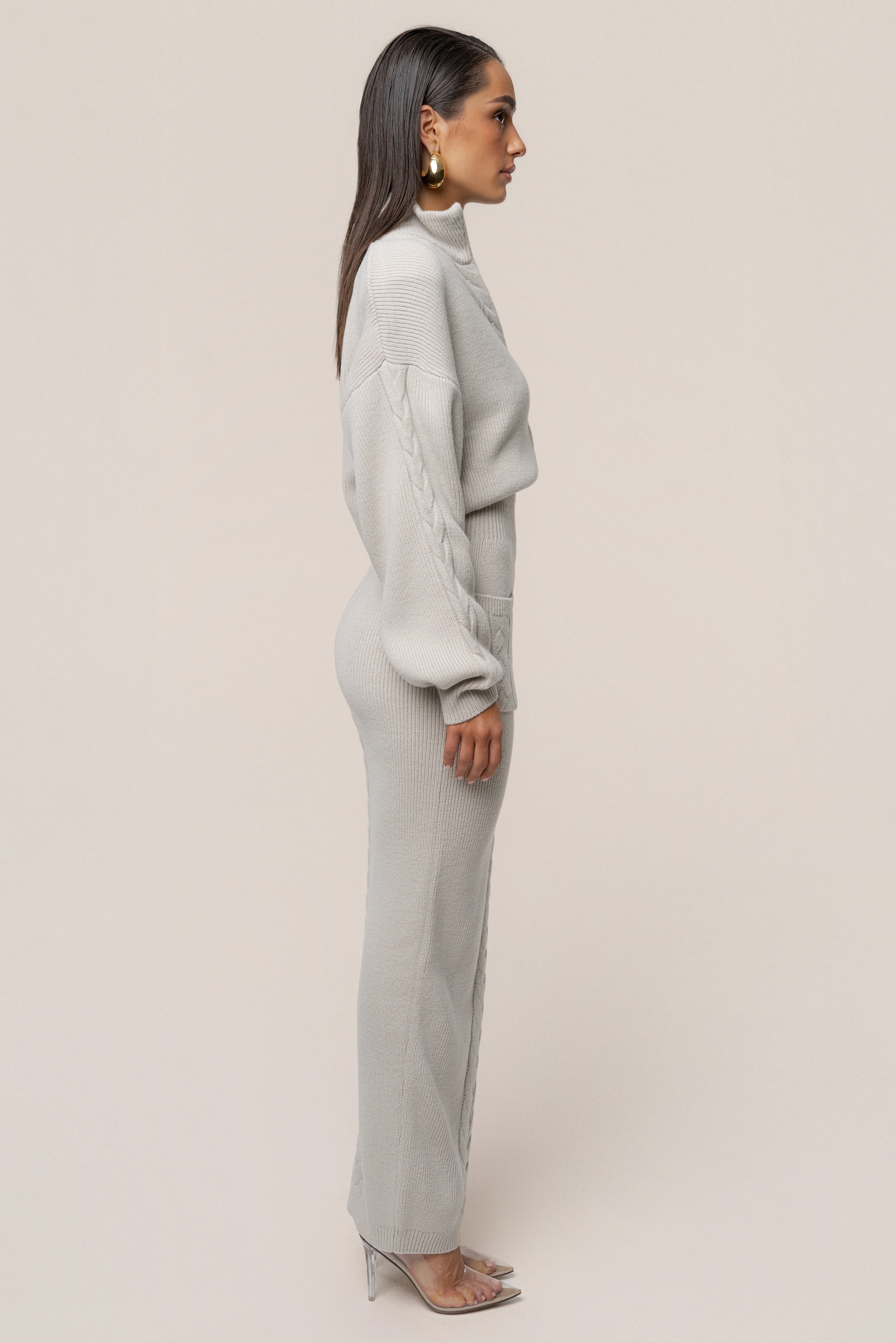 « Douceur » — Robe Longue en Maille Câble, Pierre
