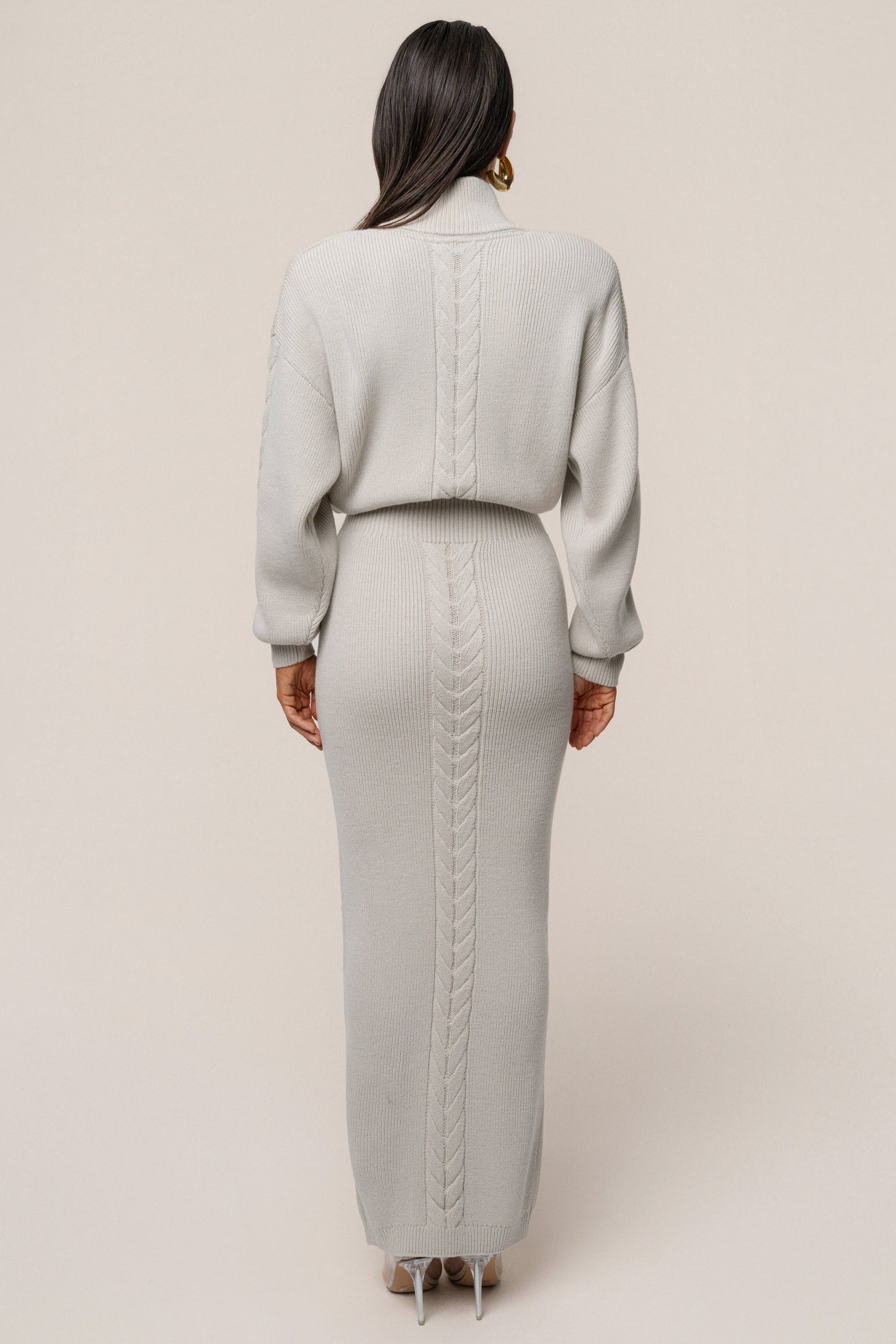 « Douceur » — Robe Longue en Maille Câble, Pierre