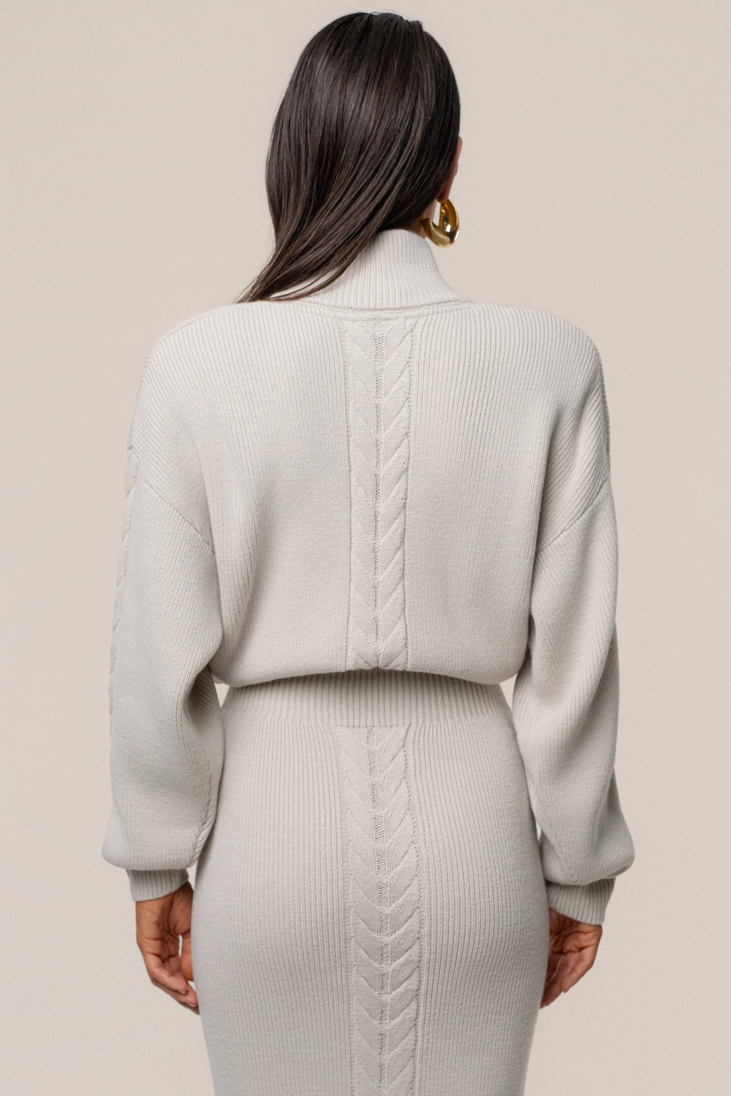 « Douceur » — Robe Longue en Maille Câble, Pierre