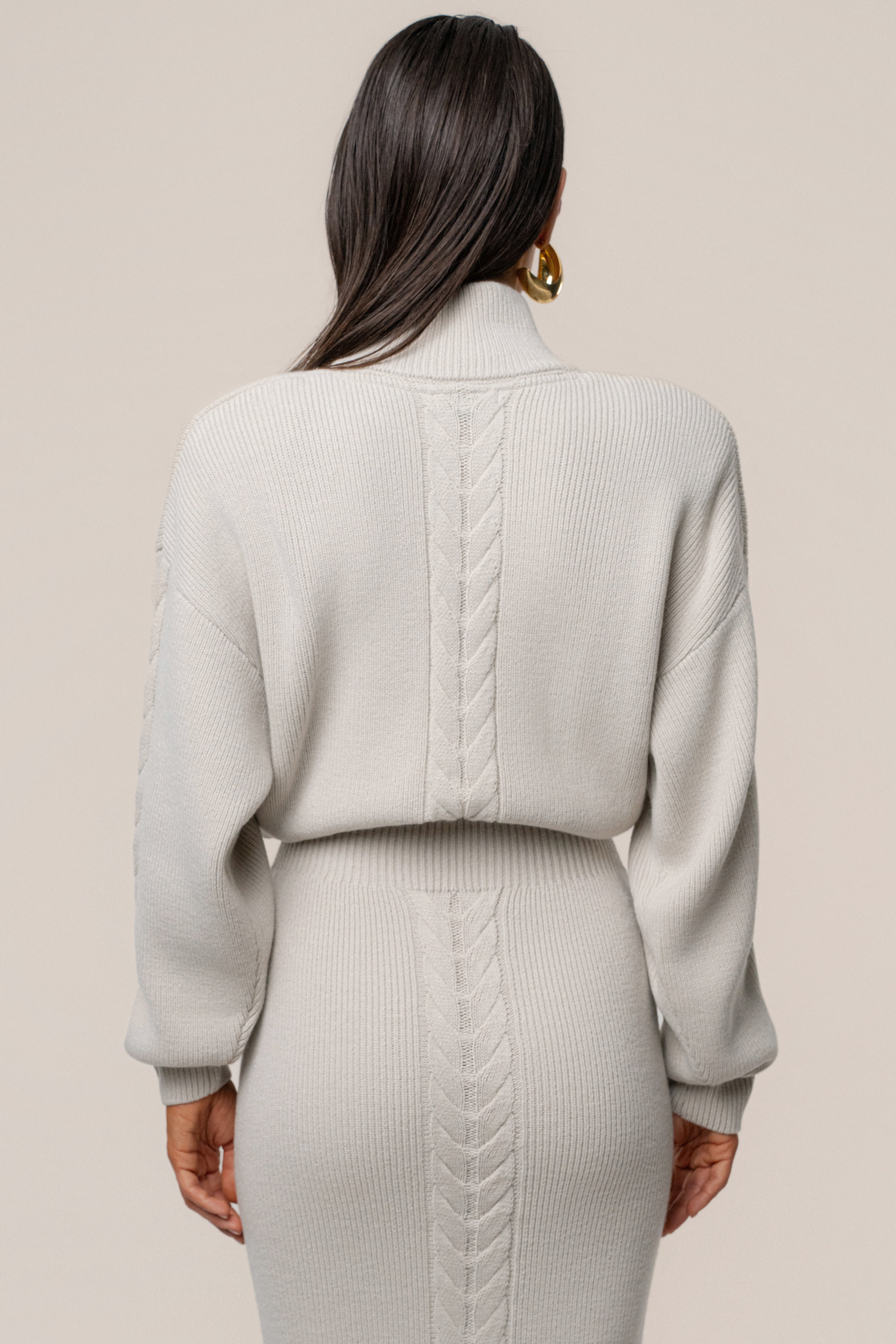 « Douceur » — Robe Longue en Maille Câble, Pierre