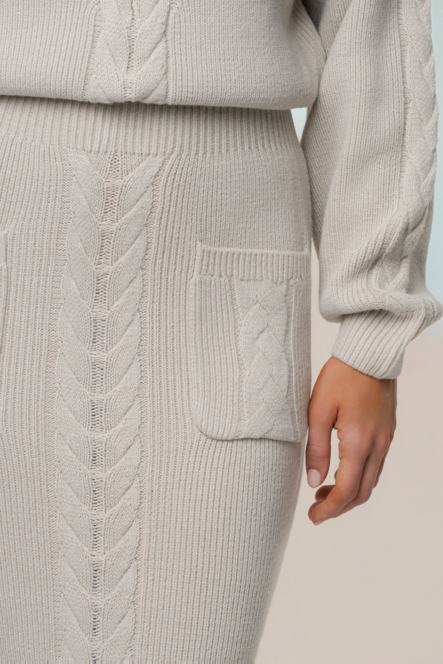 « Douceur » — Robe Longue en Maille Câble, Pierre