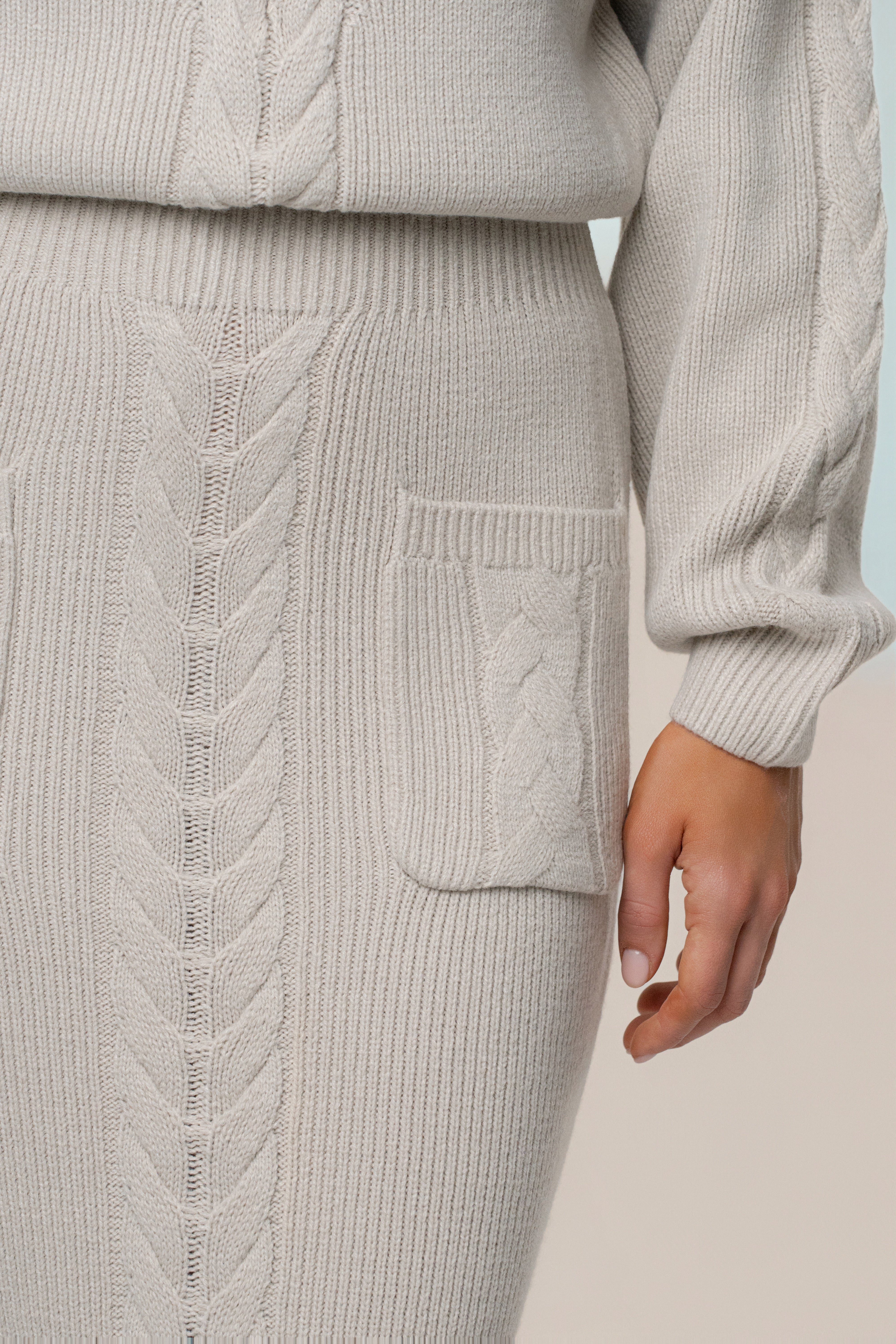 « Douceur » — Robe Longue en Maille Câble, Pierre