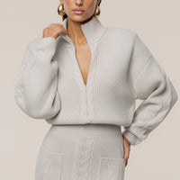 « Douceur » — Robe Longue en Maille Câble, Pierre
