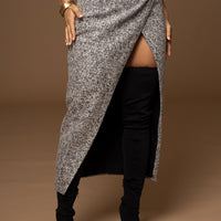 « Sillage Minéral » — Jupe Midi Fendue en Tweed, Gris Clair