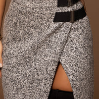 « Sillage Minéral » — Jupe Midi Fendue en Tweed, Gris Clair