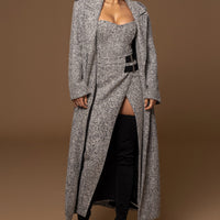 « Sillage Minéral » — Jupe Midi Fendue en Tweed, Gris Clair