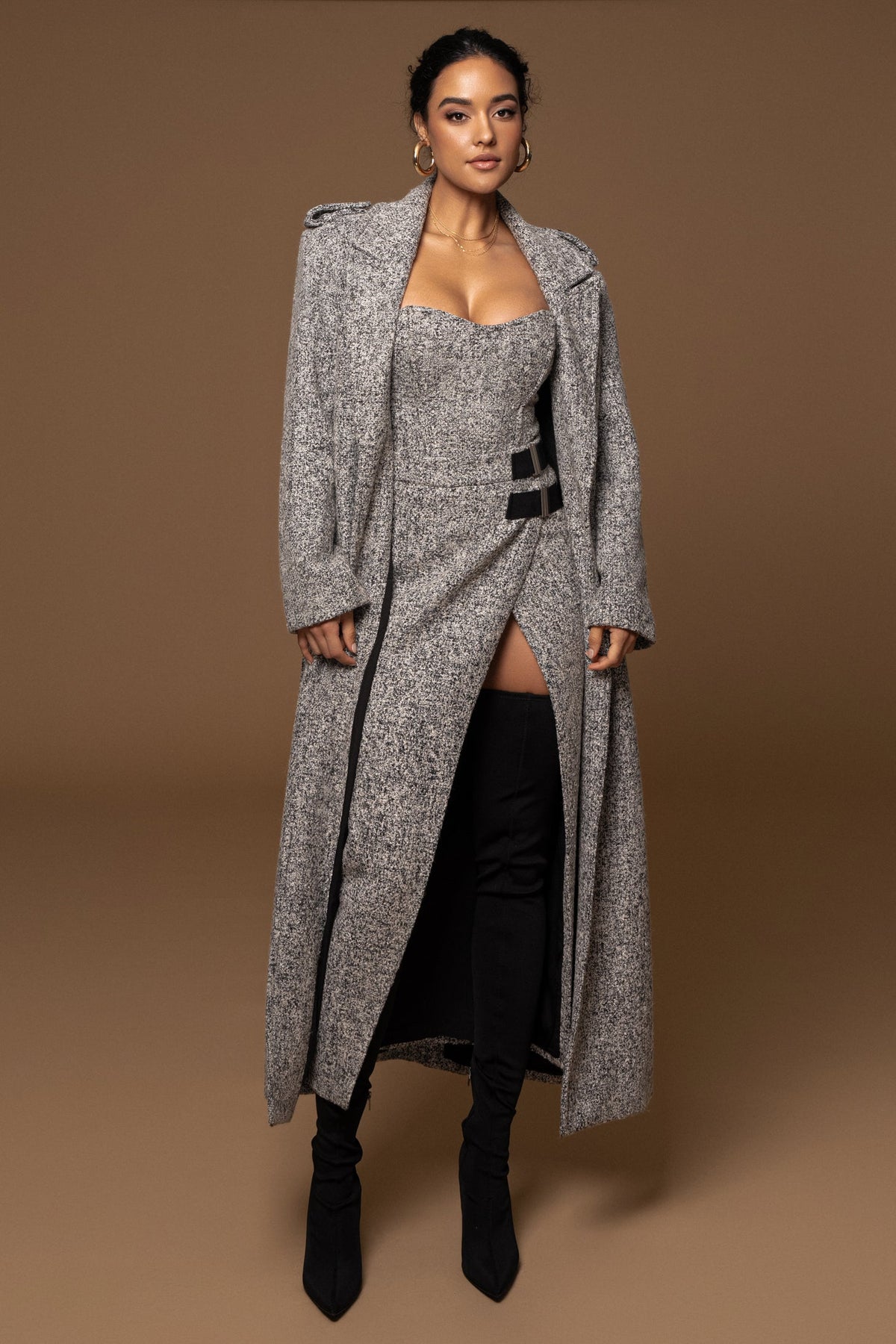 « Sillage Minéral » — Jupe Midi Fendue en Tweed, Gris Clair