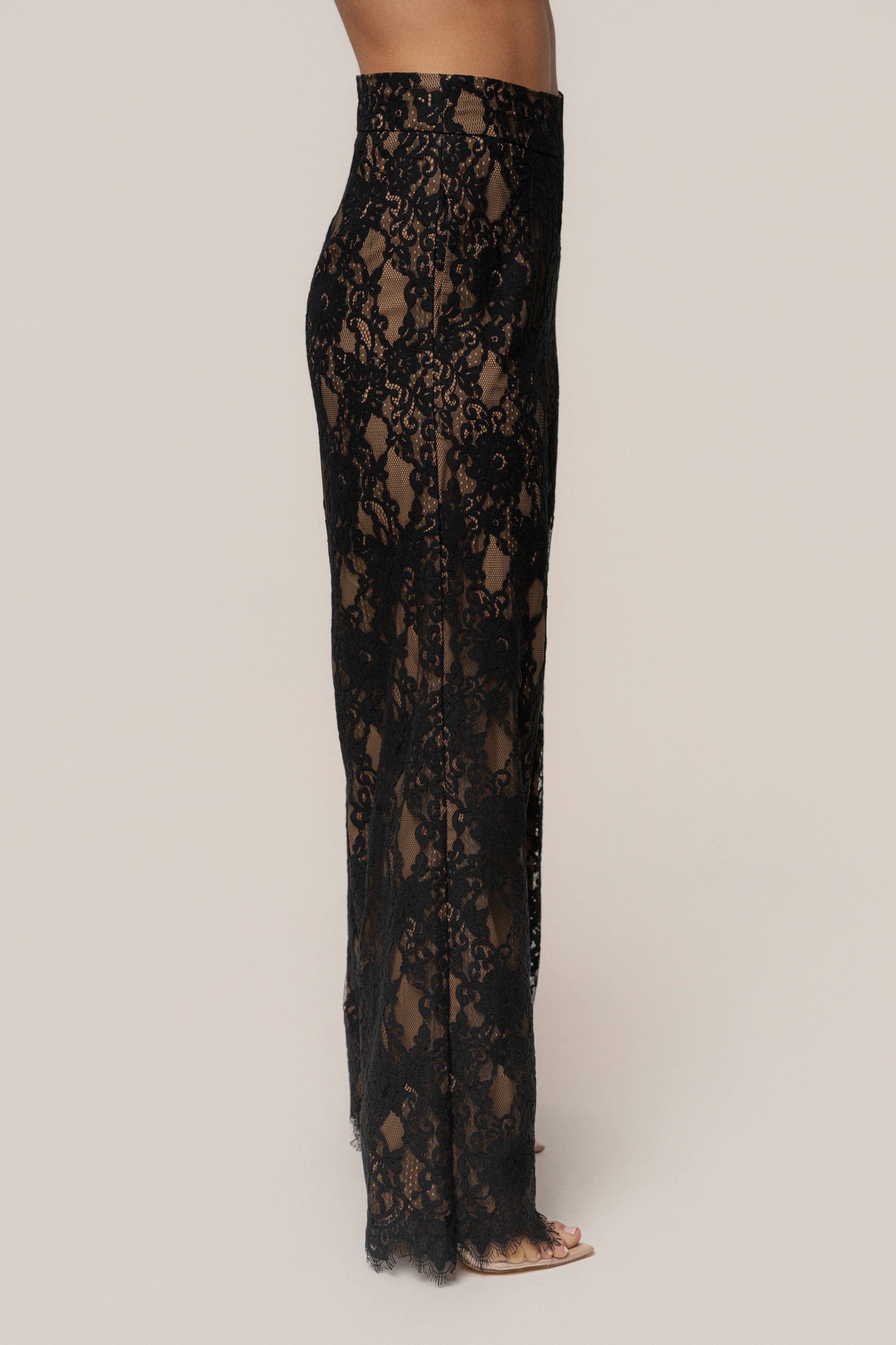 « Étreinte Éternelle » — Pantalon en Dentelle, Noir