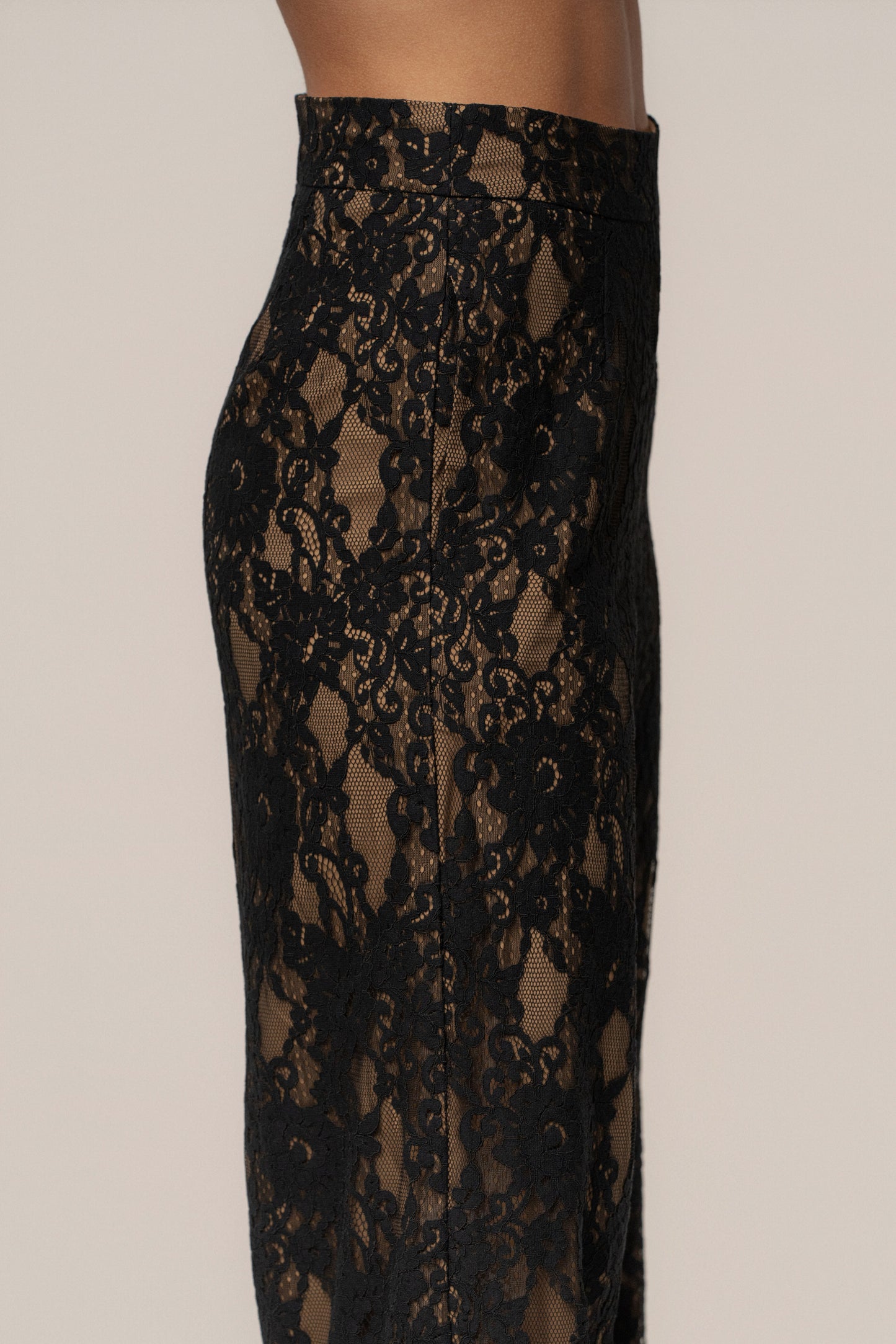 « Étreinte Éternelle » — Pantalon en Dentelle, Noir