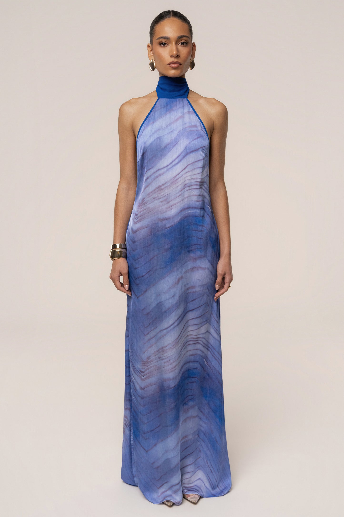 « Vagues du Couchant » — Robe Longue Dos Nu Imprimée, Bleu