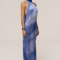 « Vagues du Couchant » — Robe Longue Dos Nu Imprimée, Bleu