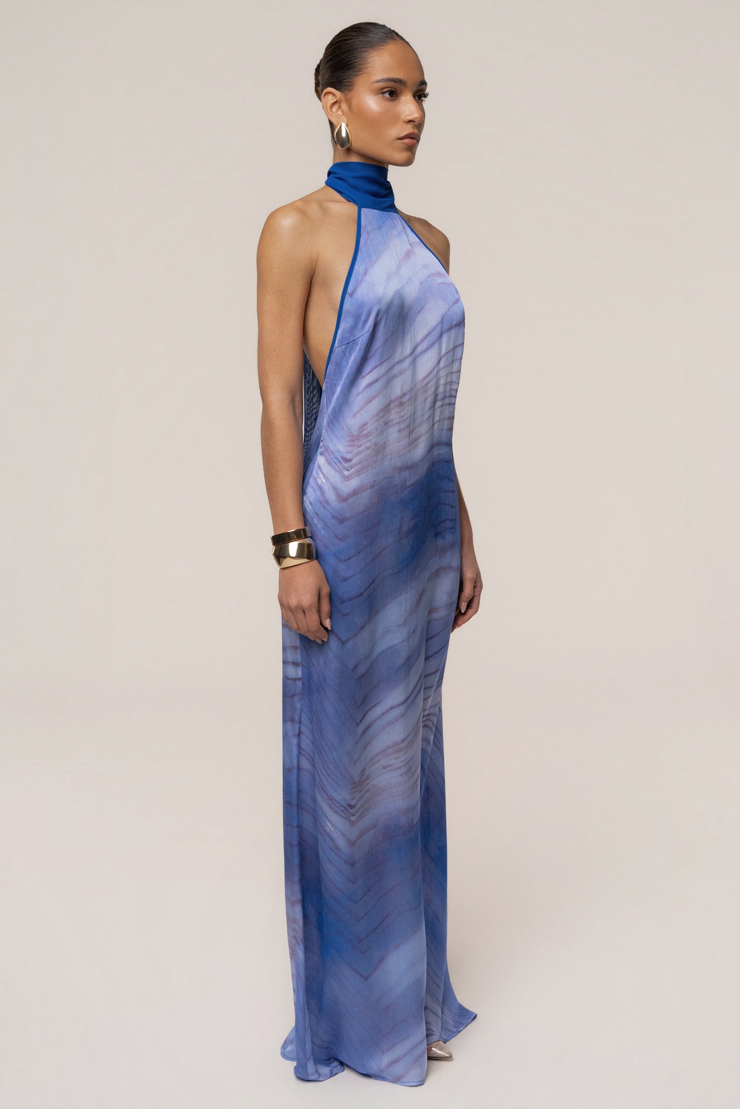 « Vagues du Couchant » — Robe Longue Dos Nu Imprimée, Bleu