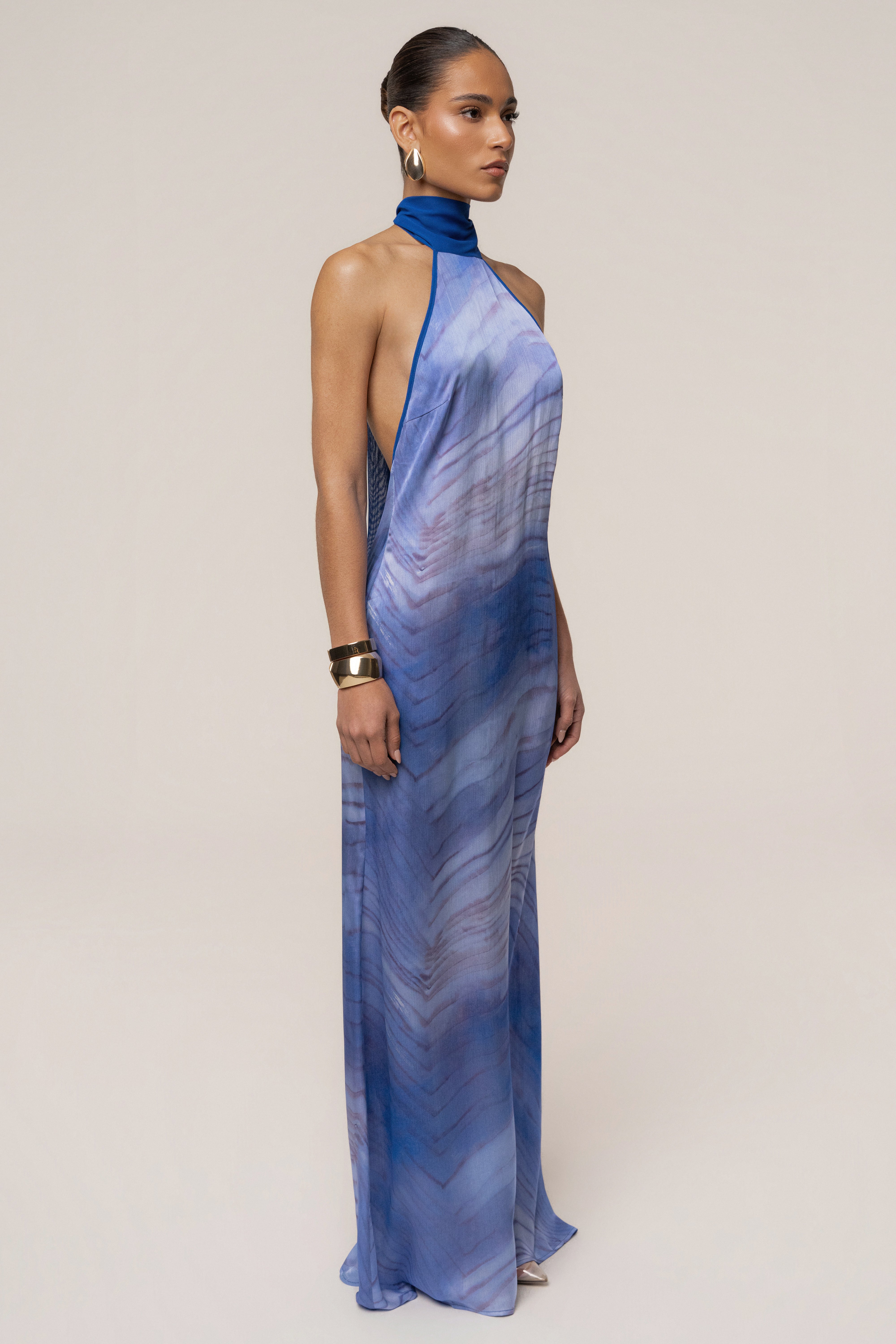 « Vagues du Couchant » — Robe Longue Dos Nu Imprimée, Bleu