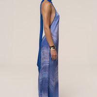 « Vagues du Couchant » — Robe Longue Dos Nu Imprimée, Bleu