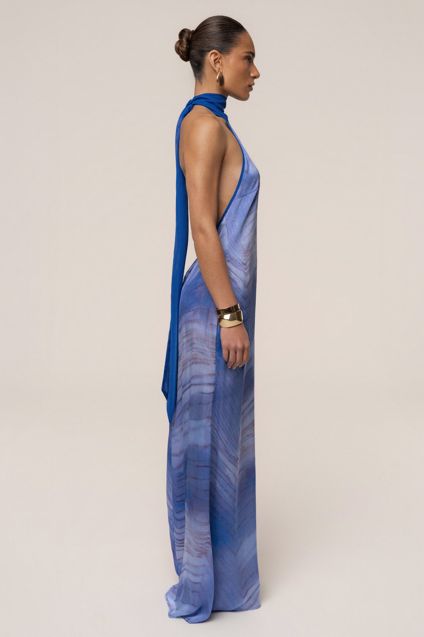 « Vagues du Couchant » — Robe Longue Dos Nu Imprimée, Bleu