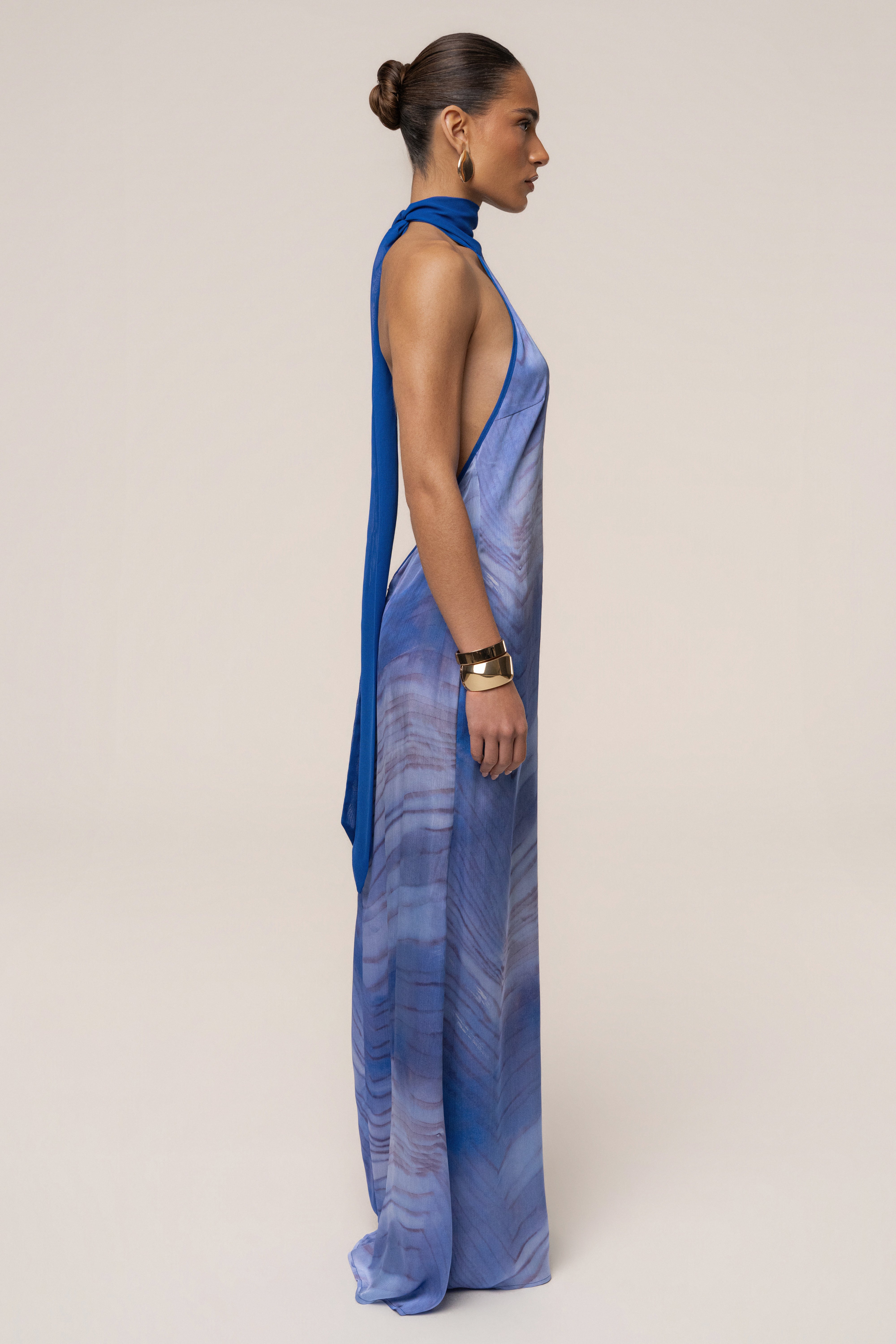 « Vagues du Couchant » — Robe Longue Dos Nu Imprimée, Bleu