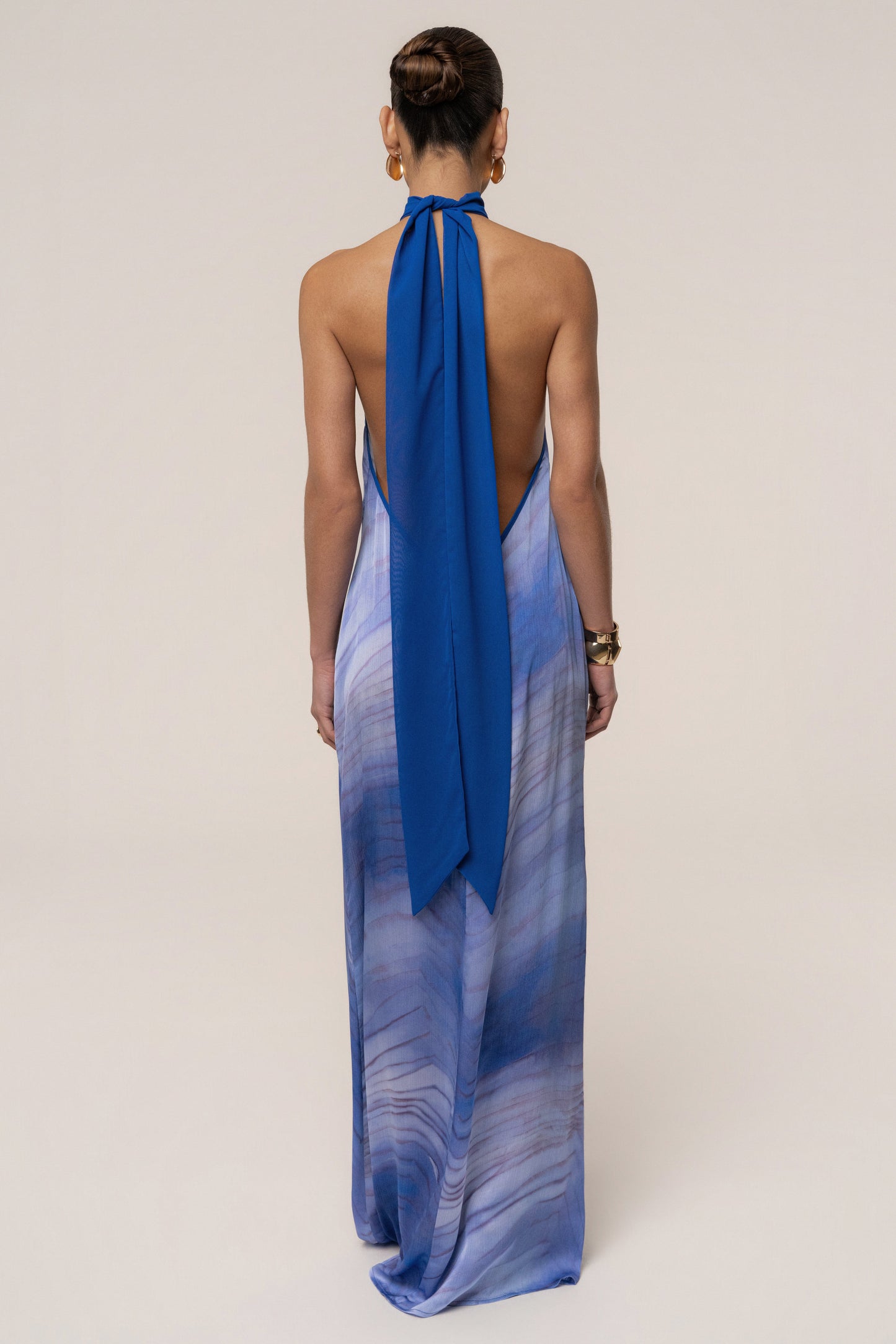 « Vagues du Couchant » — Robe Longue Dos Nu Imprimée, Bleu