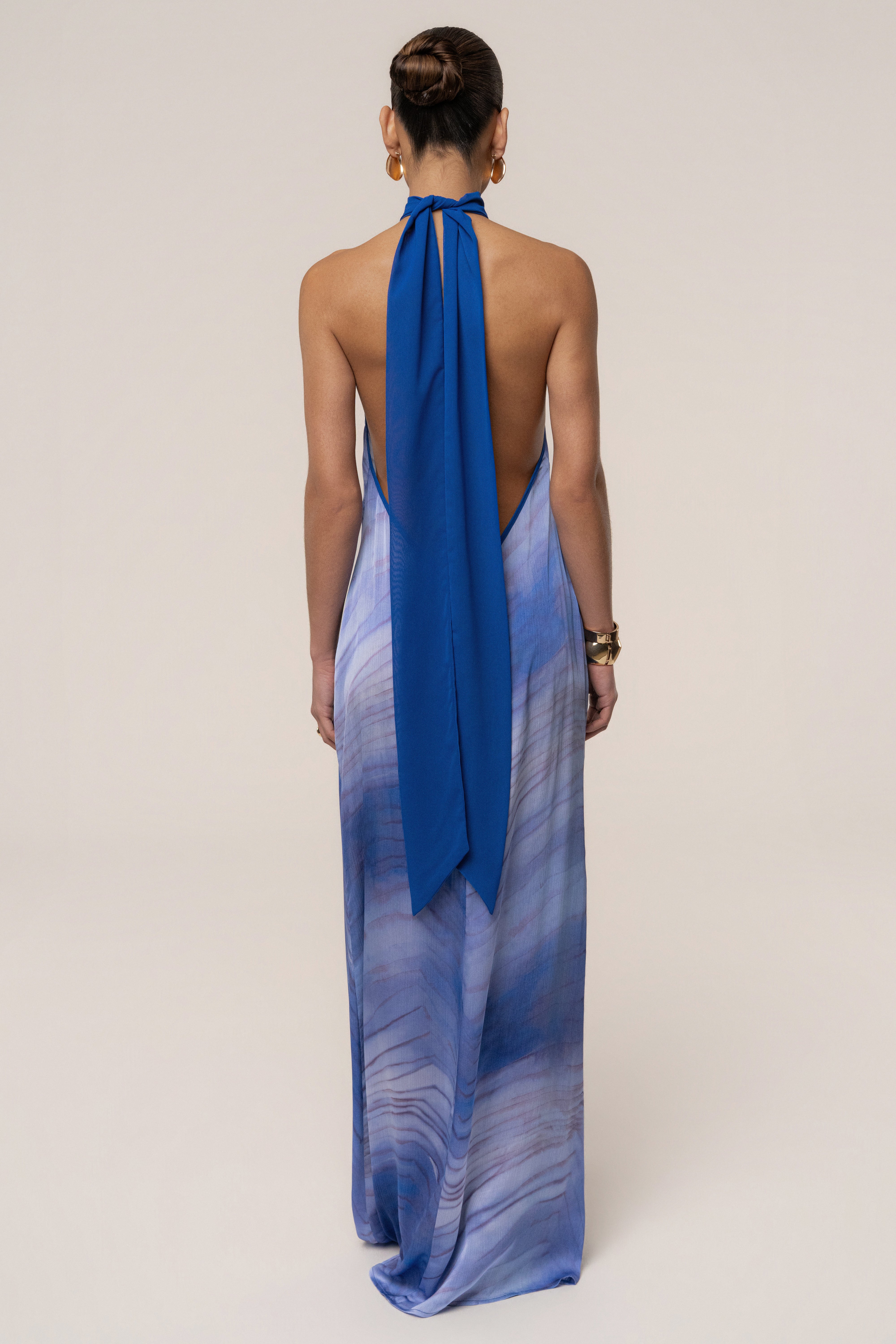 « Vagues du Couchant » — Robe Longue Dos Nu Imprimée, Bleu