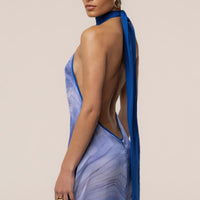 « Vagues du Couchant » — Robe Longue Dos Nu Imprimée, Bleu