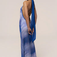 « Vagues du Couchant » — Robe Longue Dos Nu Imprimée, Bleu