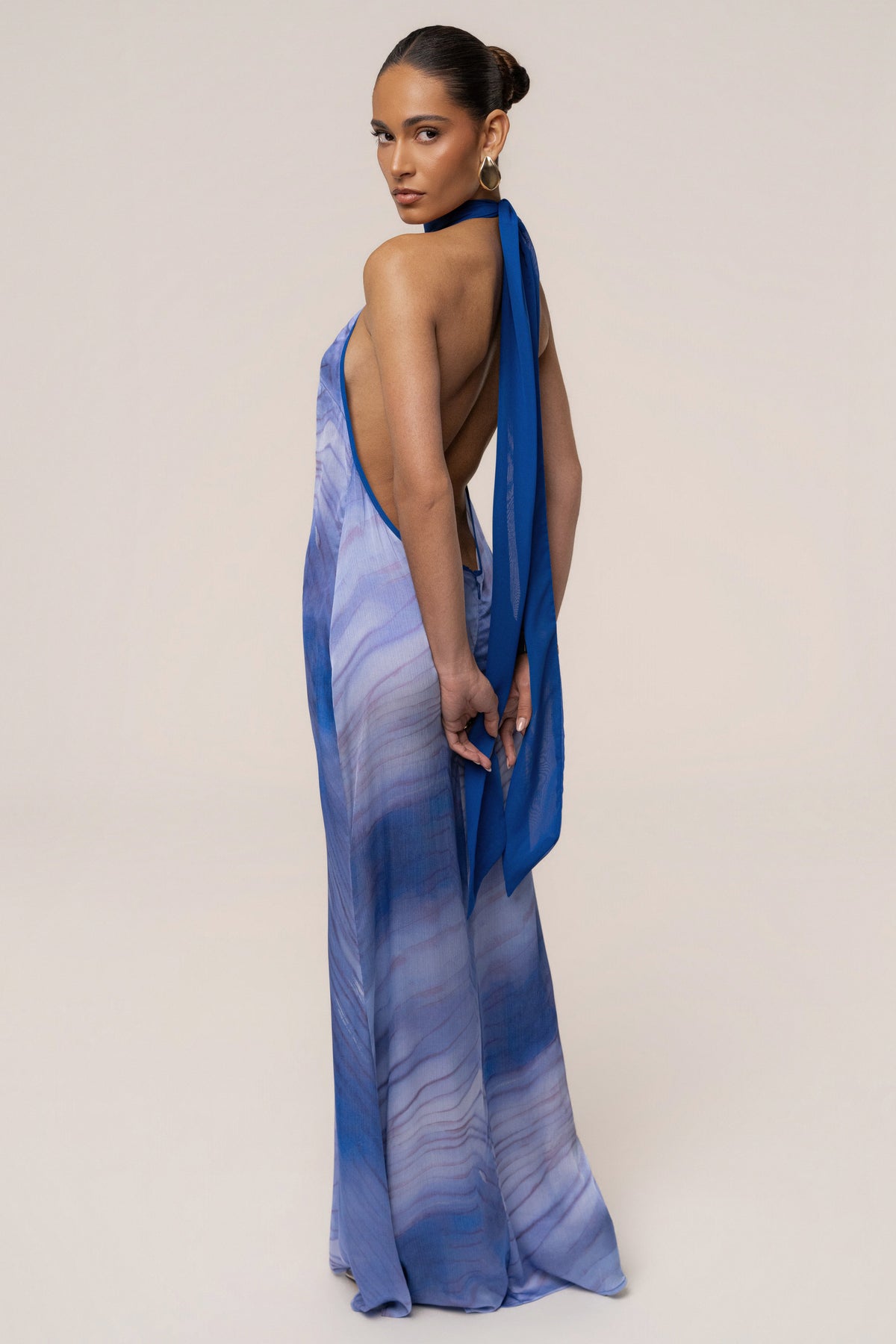 « Vagues du Couchant » — Robe Longue Dos Nu Imprimée, Bleu