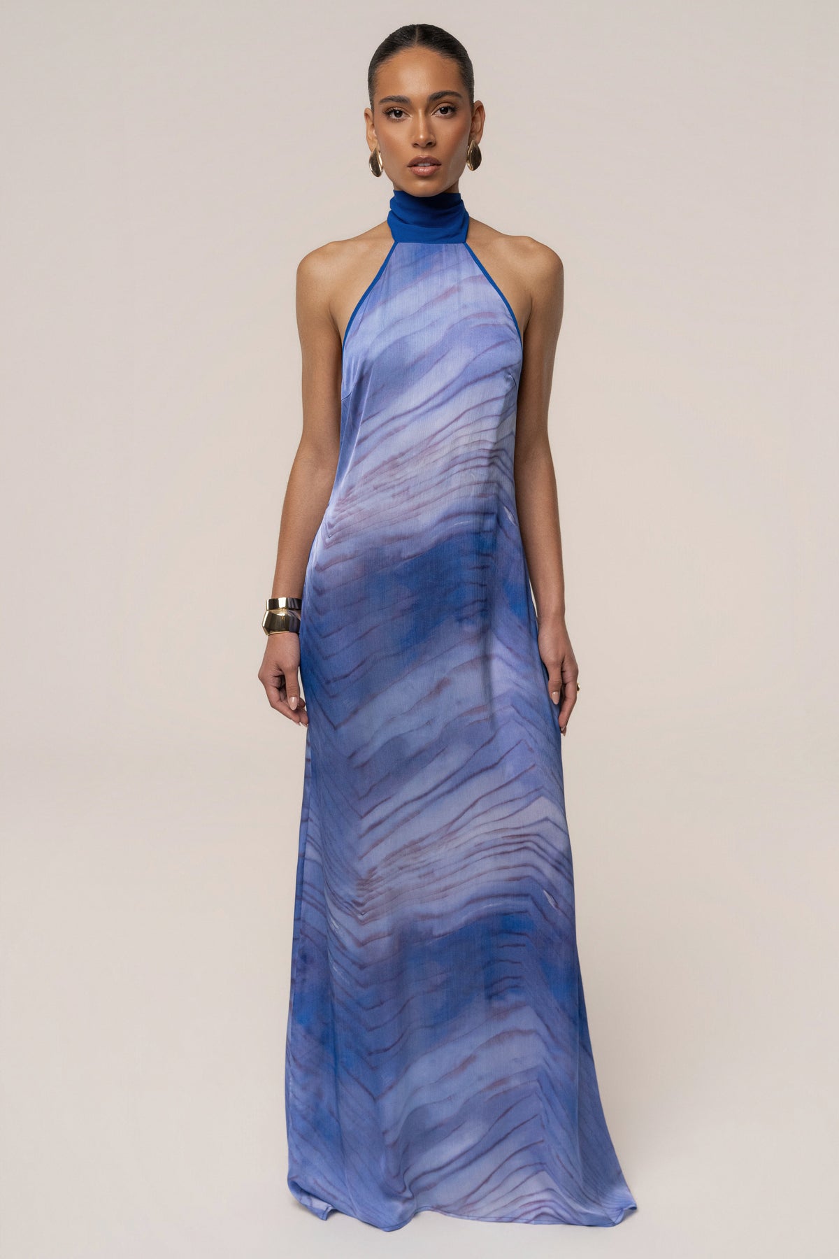 « Vagues du Couchant » — Robe Longue Dos Nu Imprimée, Bleu