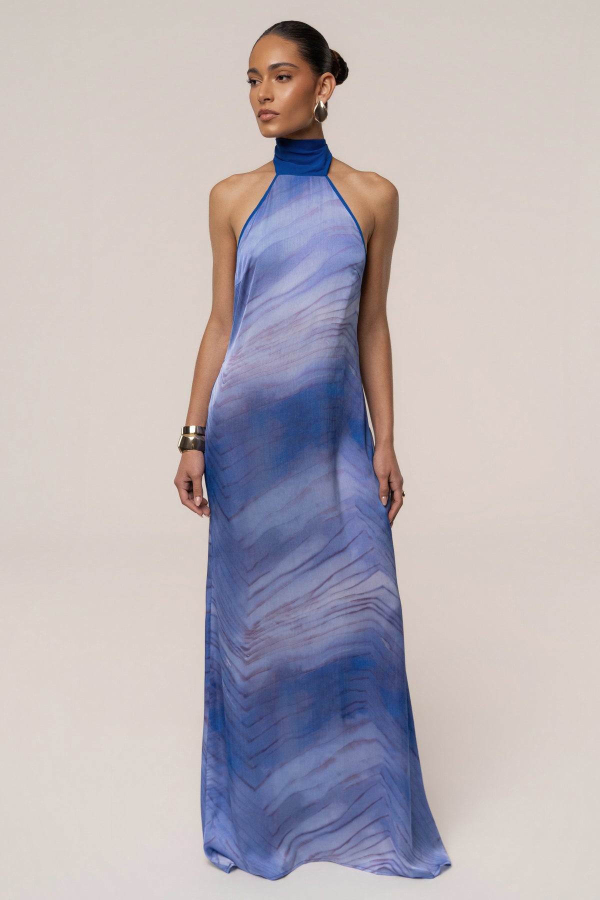 « Vagues du Couchant » — Robe Longue Dos Nu Imprimée, Bleu