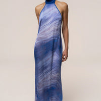 « Vagues du Couchant » — Robe Longue Dos Nu Imprimée, Bleu