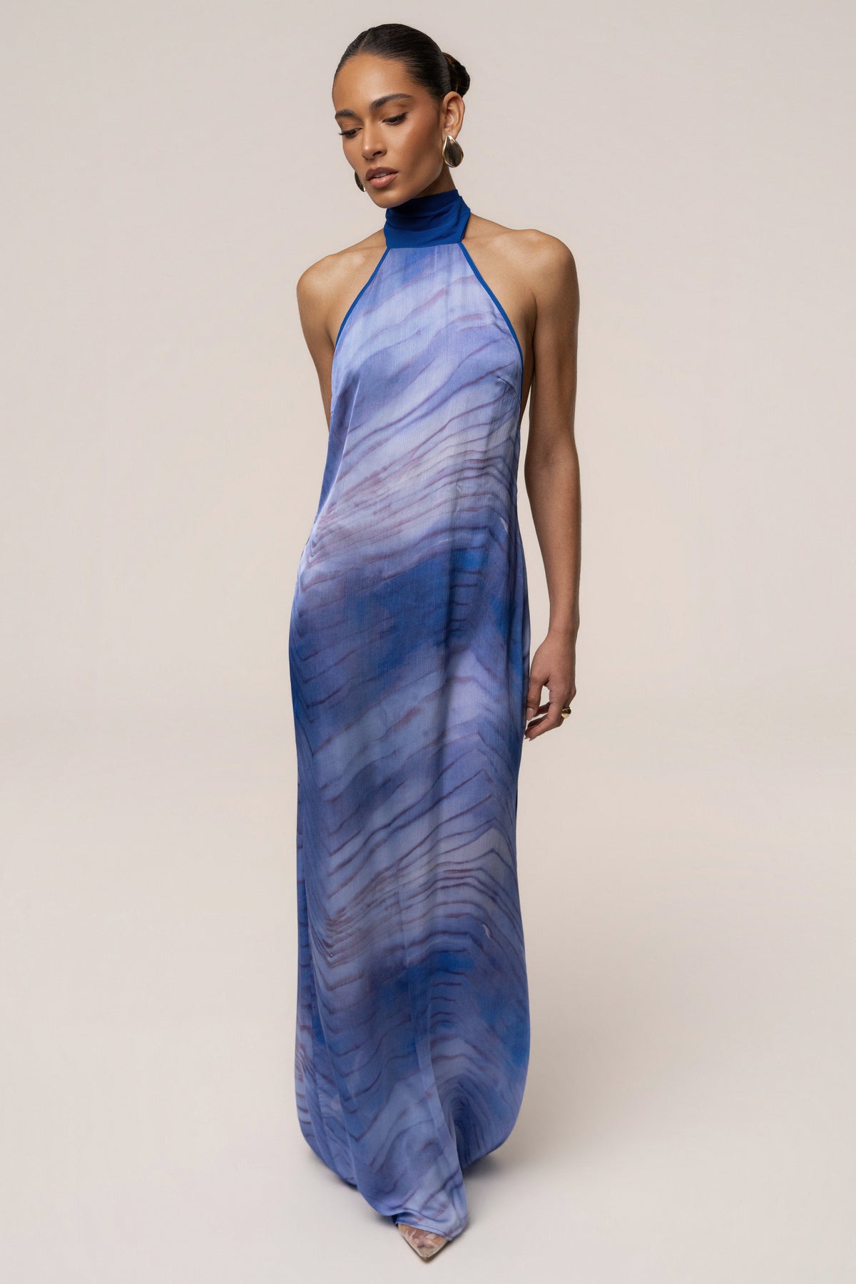 « Vagues du Couchant » — Robe Longue Dos Nu Imprimée, Bleu