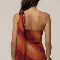 « Nuit de Galerie » — Robe Longue Une Épaule Drapée, Cramoisi