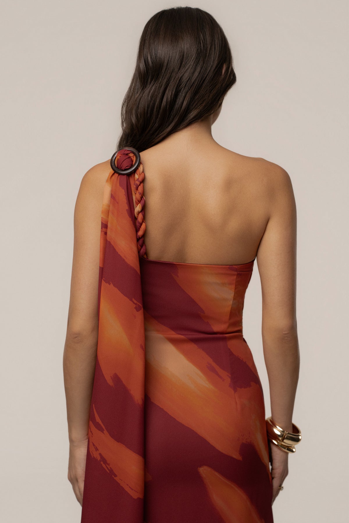« Nuit de Galerie » — Robe Longue Une Épaule Drapée, Cramoisi