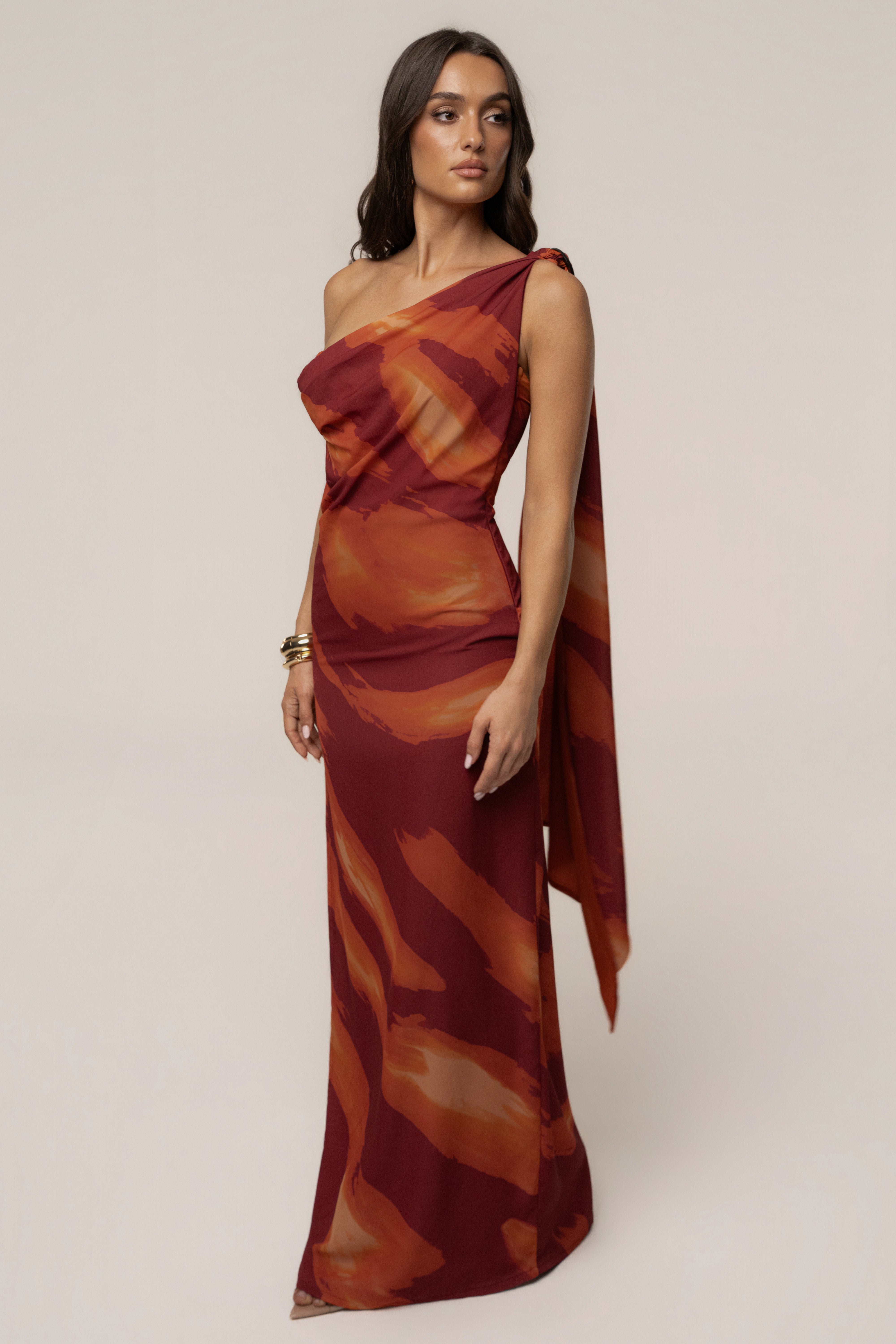 « Nuit de Galerie » — Robe Longue Une Épaule Drapée, Cramoisi