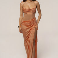 « Muse Sculptée » — Robe Longue Bustier Drapé, Pêche