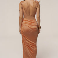 « Muse Sculptée » — Robe Longue Bustier Drapé, Pêche