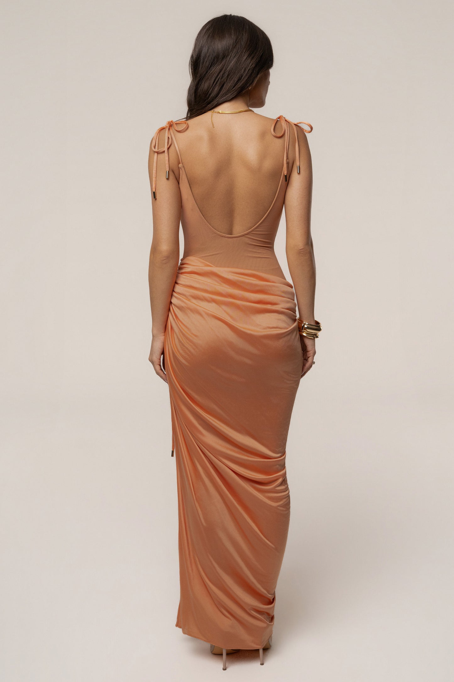 « Muse Sculptée » — Robe Longue Bustier Drapé, Pêche