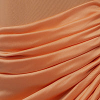 « Muse Sculptée » — Robe Longue Bustier Drapé, Pêche
