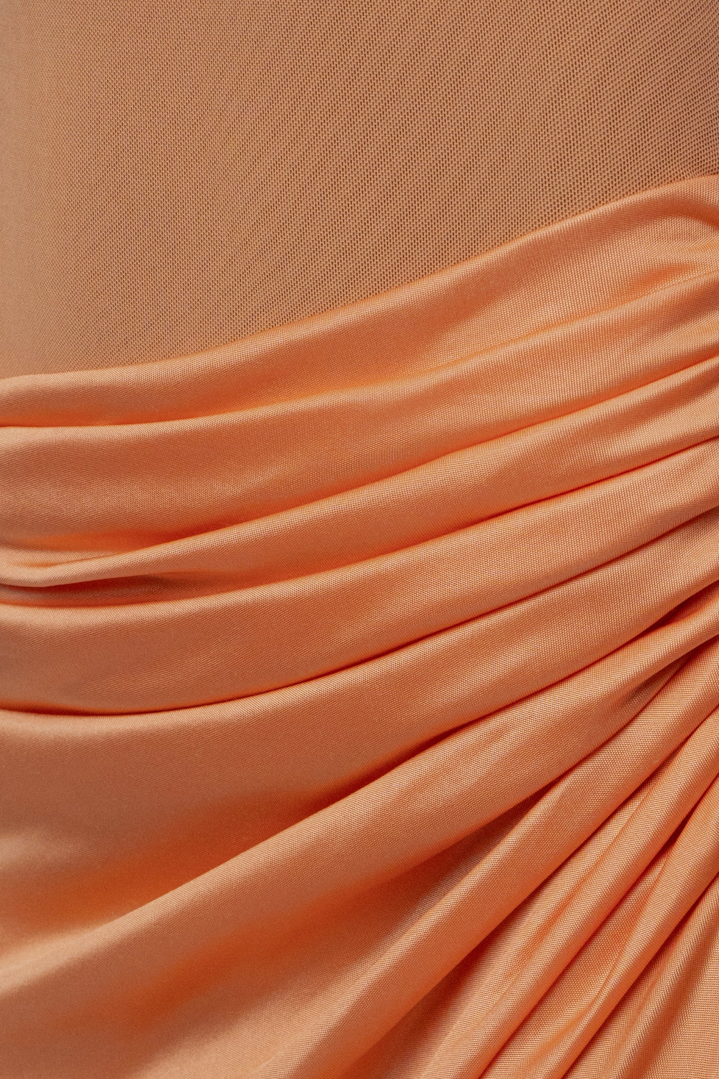 « Muse Sculptée » — Robe Longue Bustier Drapé, Pêche