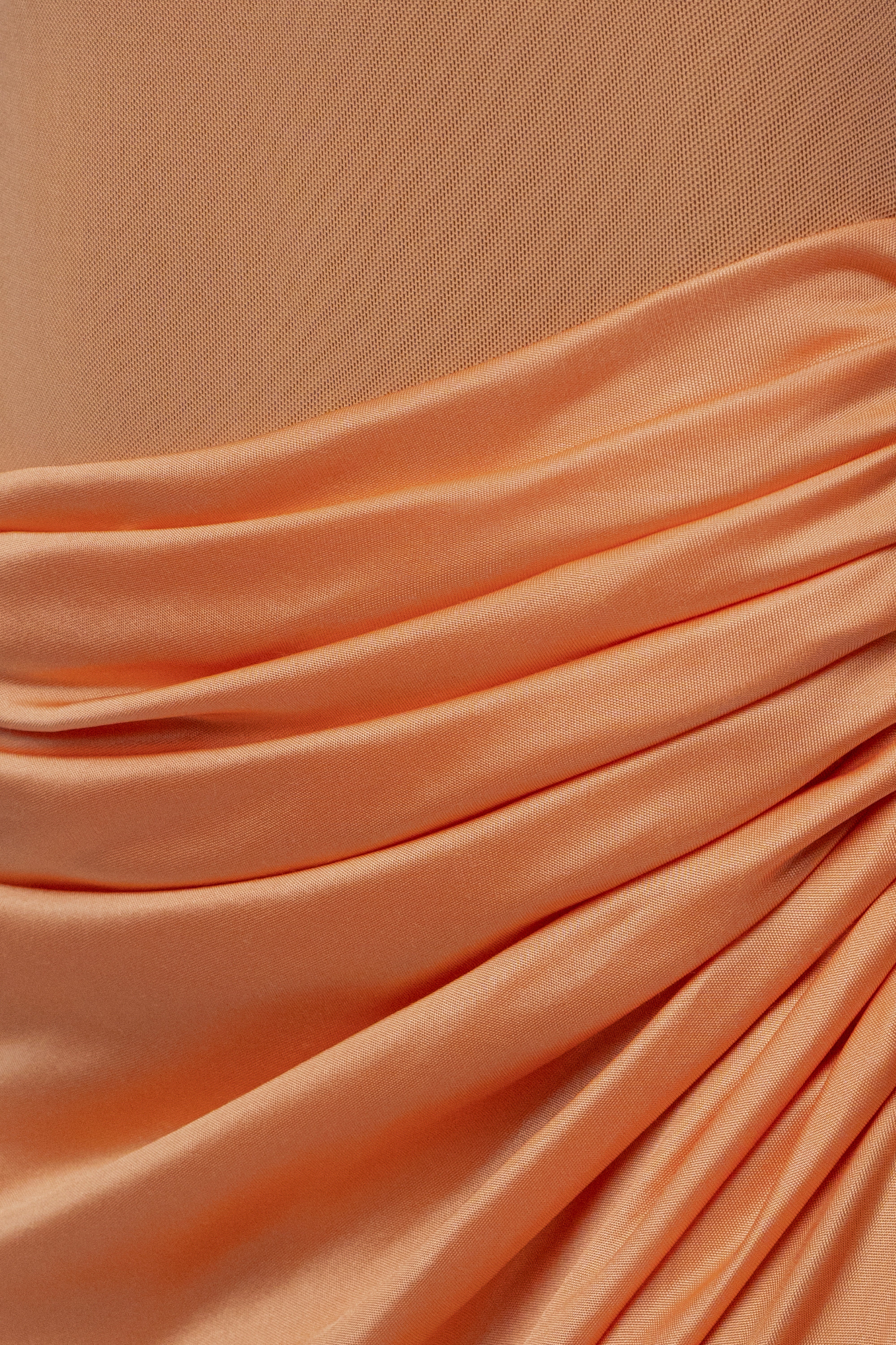 « Muse Sculptée » — Robe Longue Bustier Drapé, Pêche