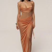 « Muse Sculptée » — Robe Longue Bustier Drapé, Pêche