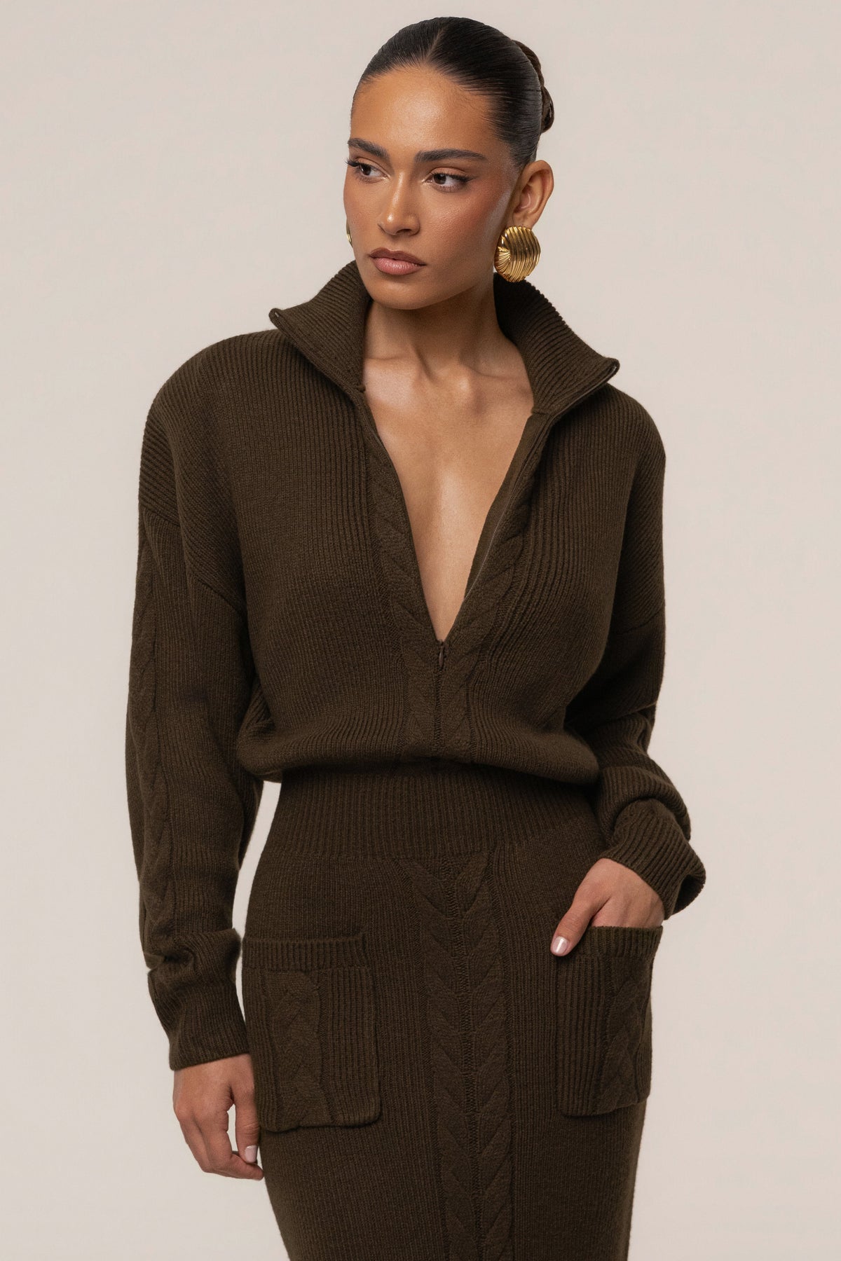 «Douceur Automnale» — robe côtelée, chocolat.