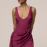 « Passage Doré » — Robe Courte Plongeante Dos Nu Drapée, Fuchsia