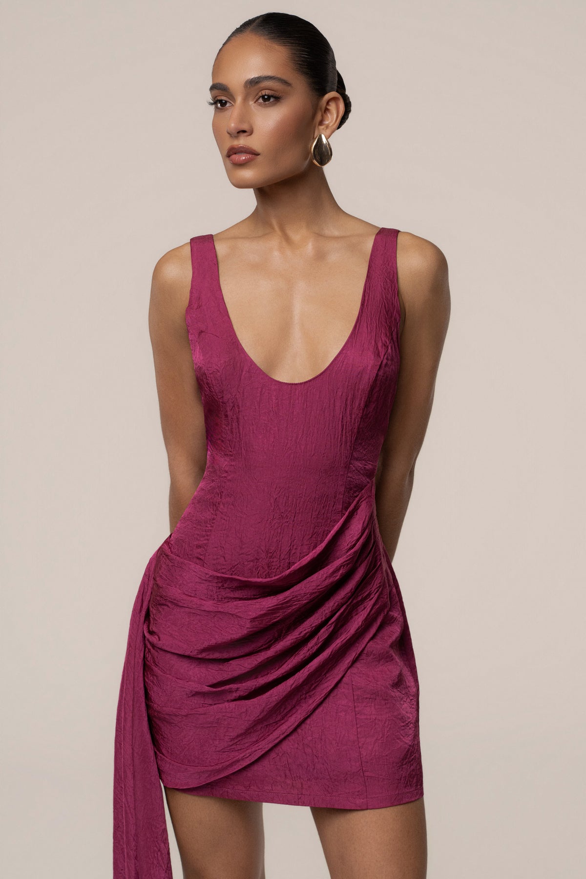 « Passage Doré » — Robe Courte Plongeante Dos Nu Drapée, Fuchsia