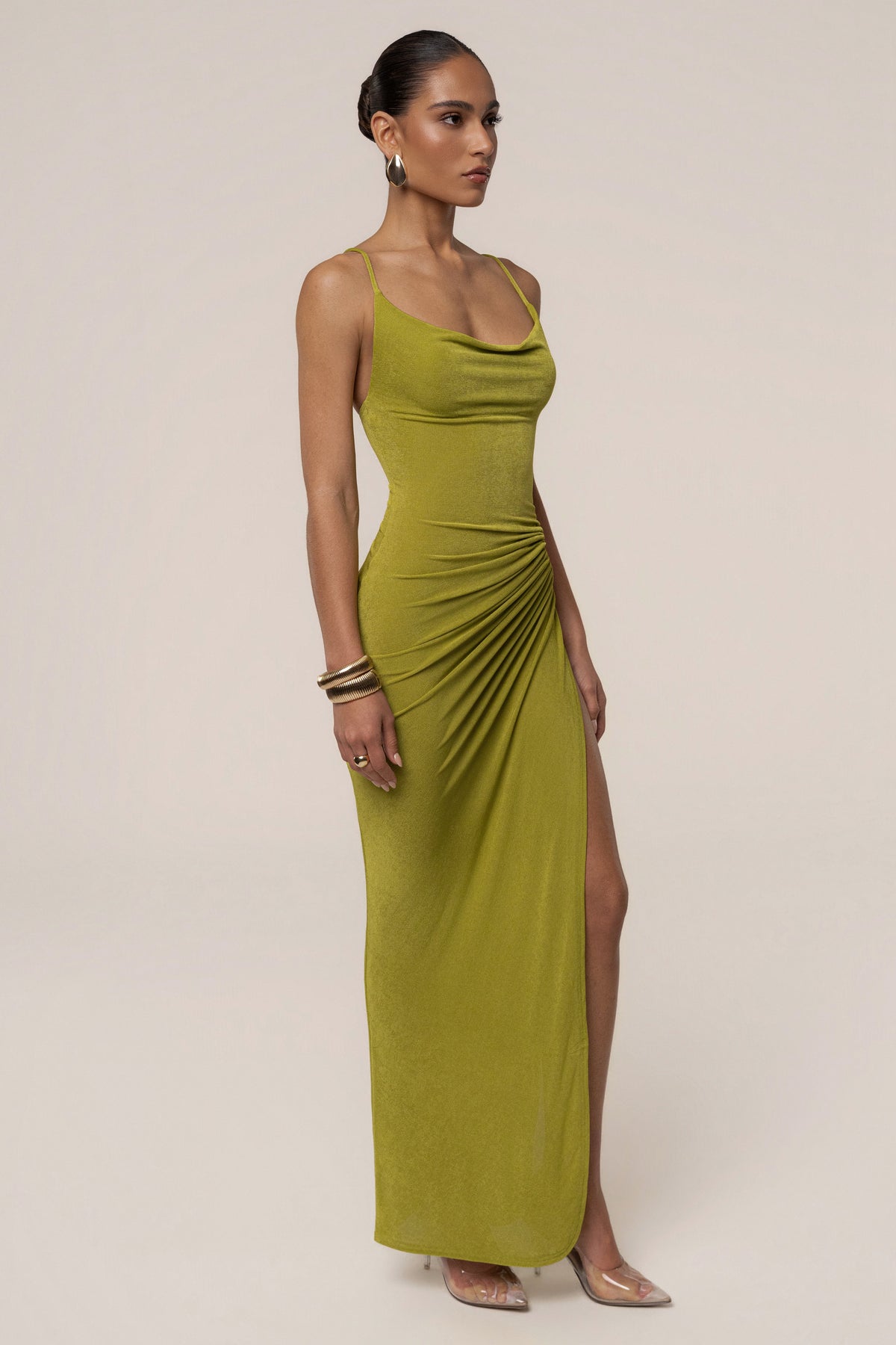 « Haute Exigence » — Robe Longue Drapée Échancrée, Vert Citron