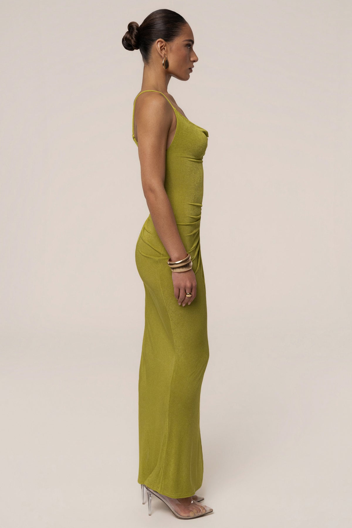 « Haute Exigence » — Robe Longue Drapée Échancrée, Vert Citron